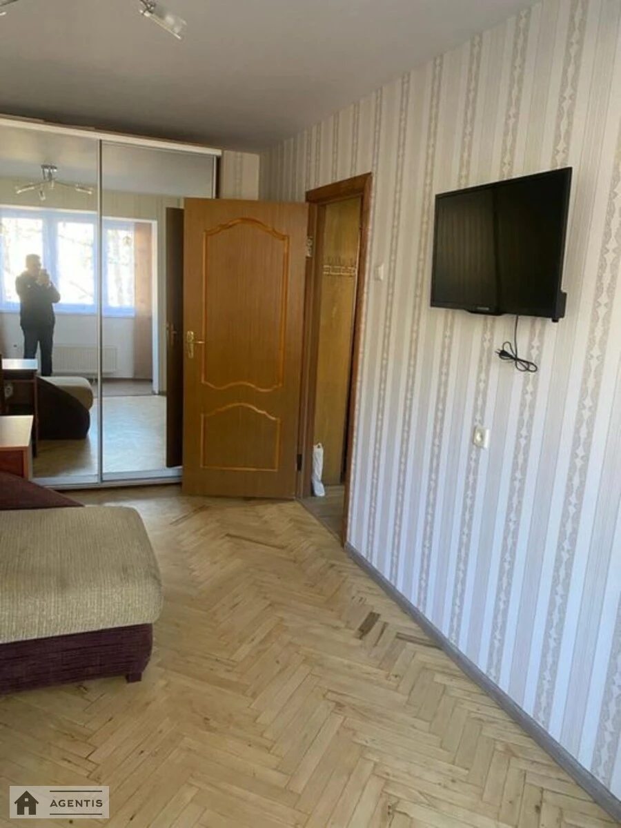 Сдам квартиру. 1 room, 30 m², 2nd floor/9 floors. 9, Довнар-Запольского 9, Киев. 