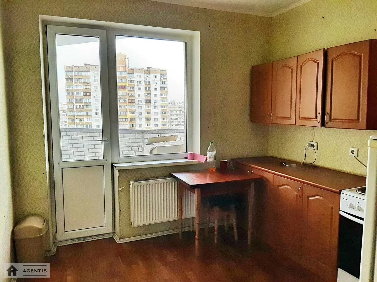 Сдам квартиру. 3 rooms, 81 m², 10th floor/22 floors. 6, Драгоманова 6, Киев. 