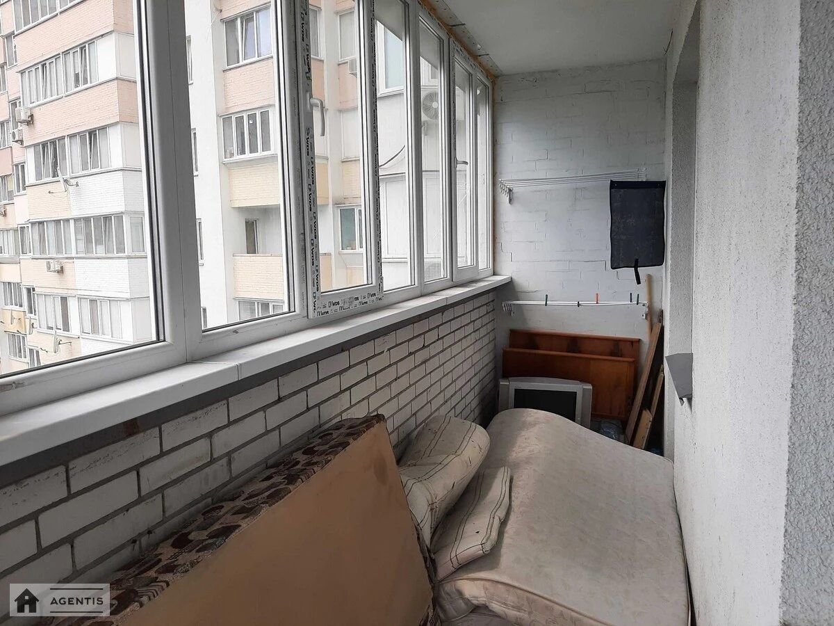 Сдам квартиру. 3 rooms, 81 m², 10th floor/22 floors. 6, Драгоманова 6, Киев. 