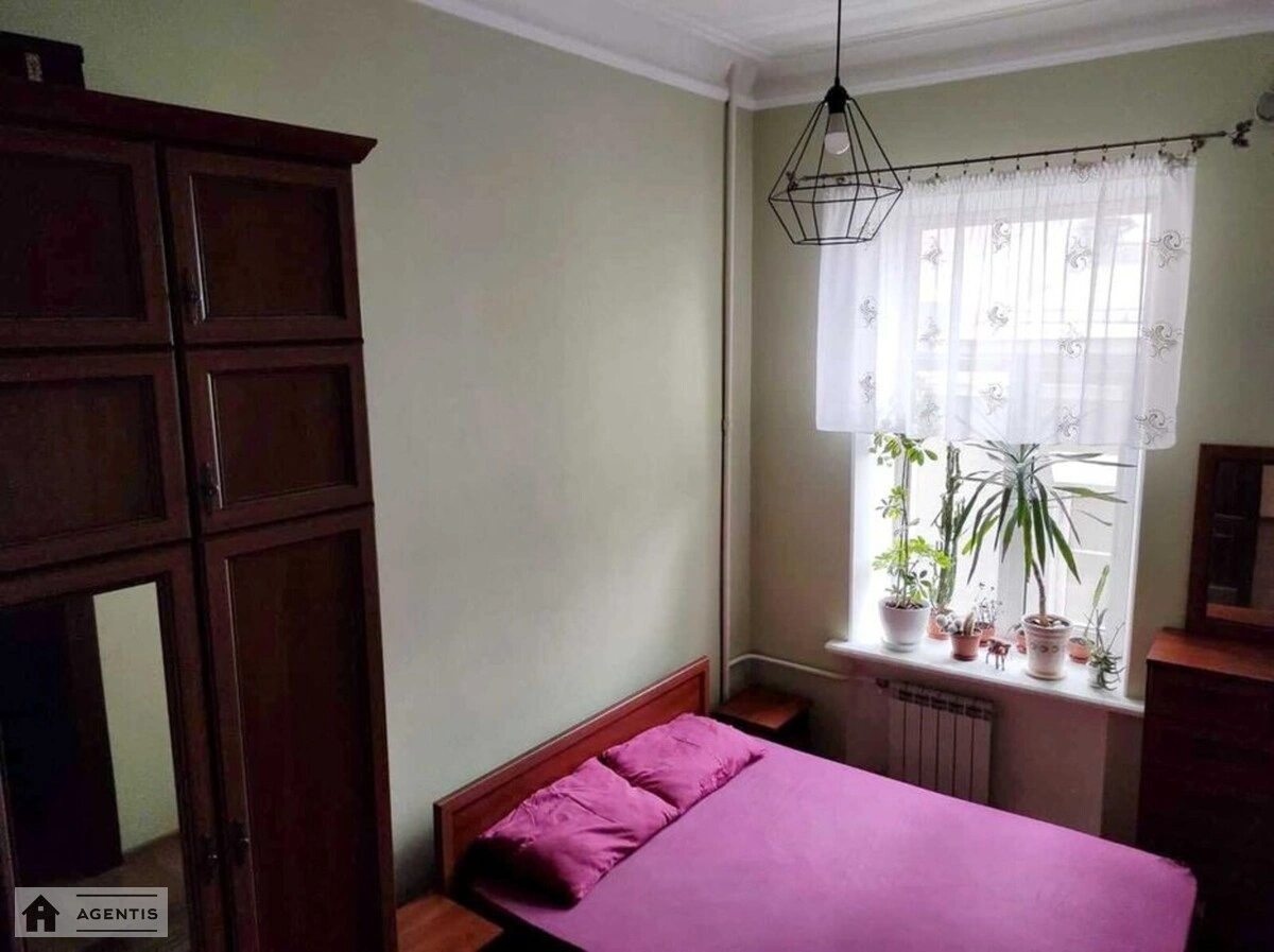 Apartment for rent. 3 rooms, 65 m², 3rd floor/4 floors. 7, Naberezhno-Hreschatytcka 7, Kyiv. 