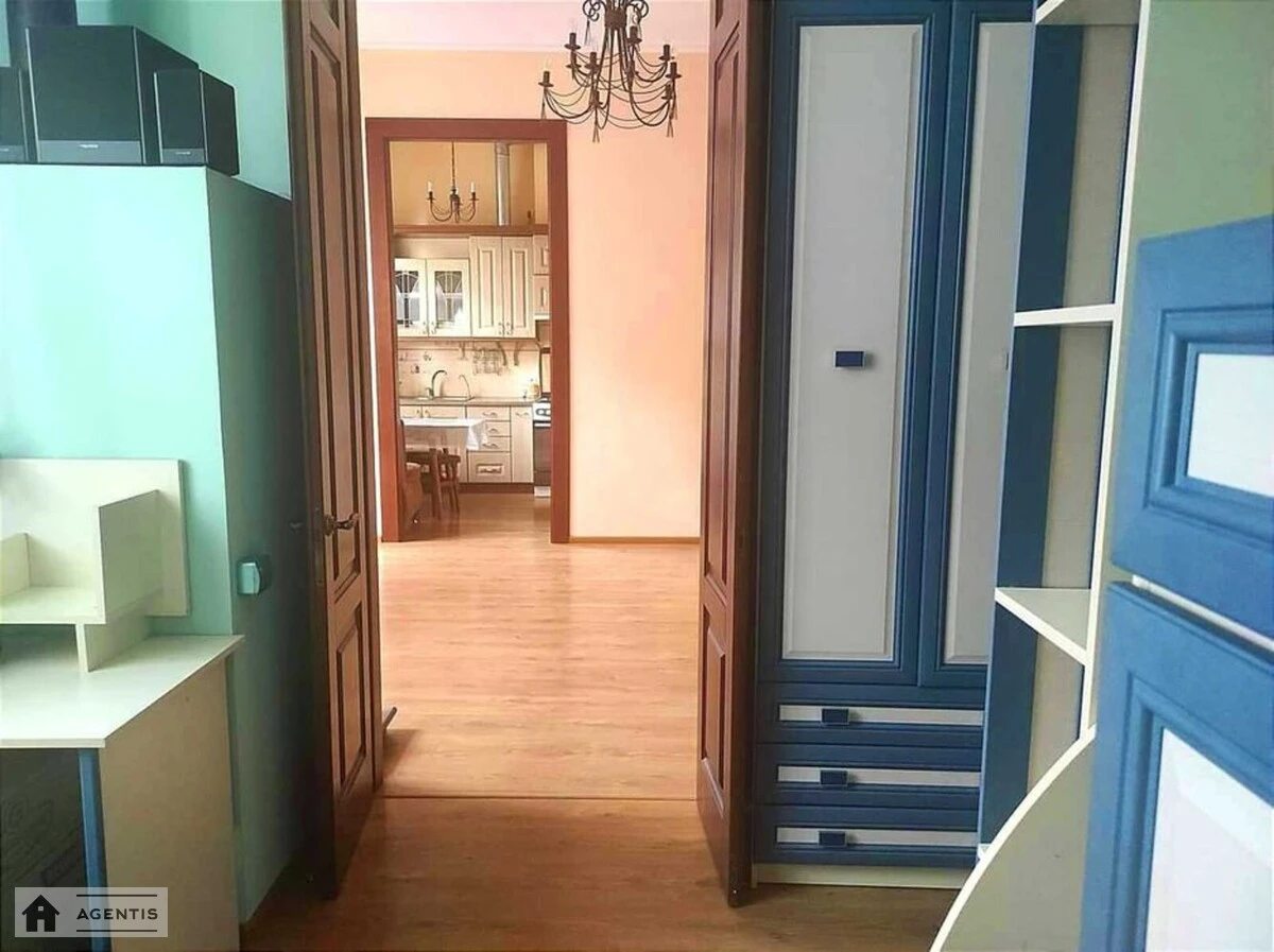 Apartment for rent. 3 rooms, 65 m², 3rd floor/4 floors. 7, Naberezhno-Hreschatytcka 7, Kyiv. 