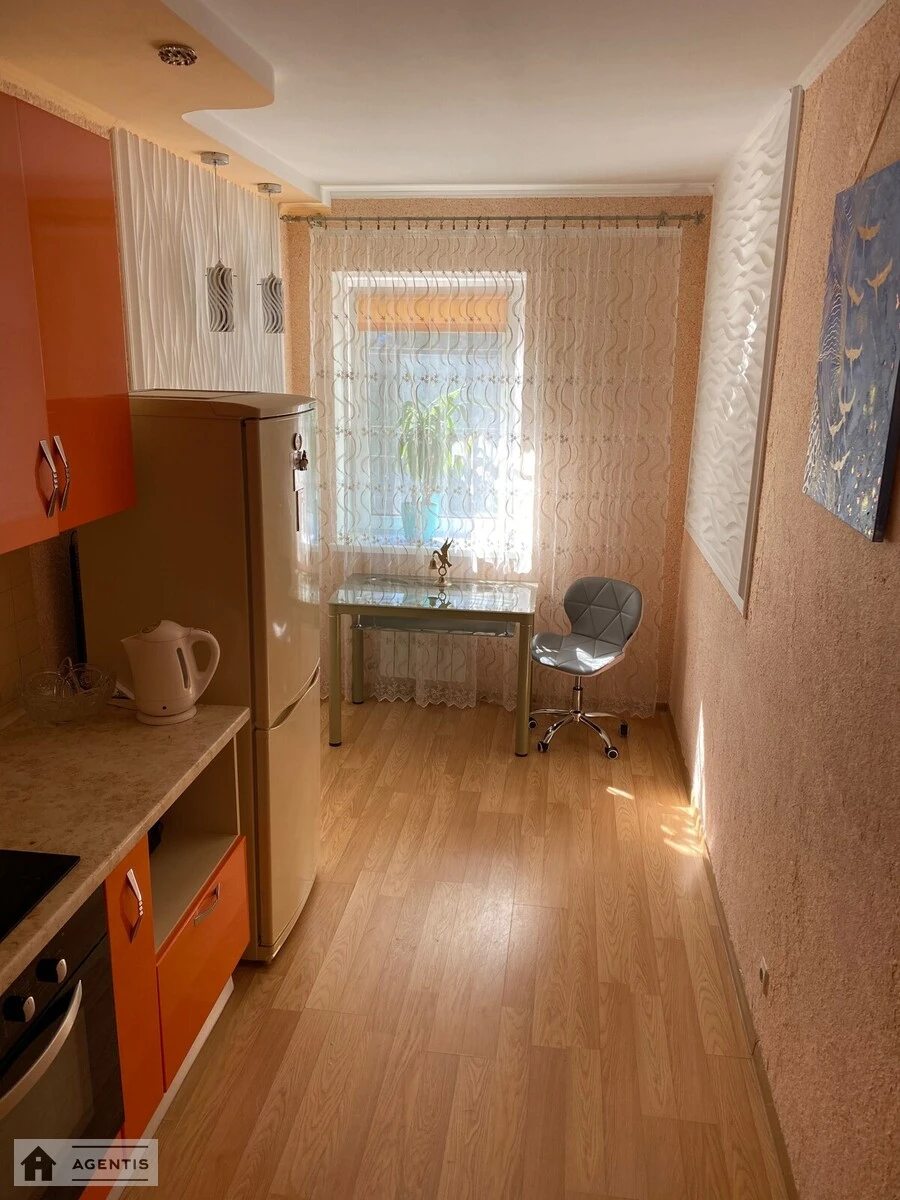 Сдам квартиру. 1 room, 38 m², 2nd floor/4 floors. 16, Краснокутский 16, Киев. 