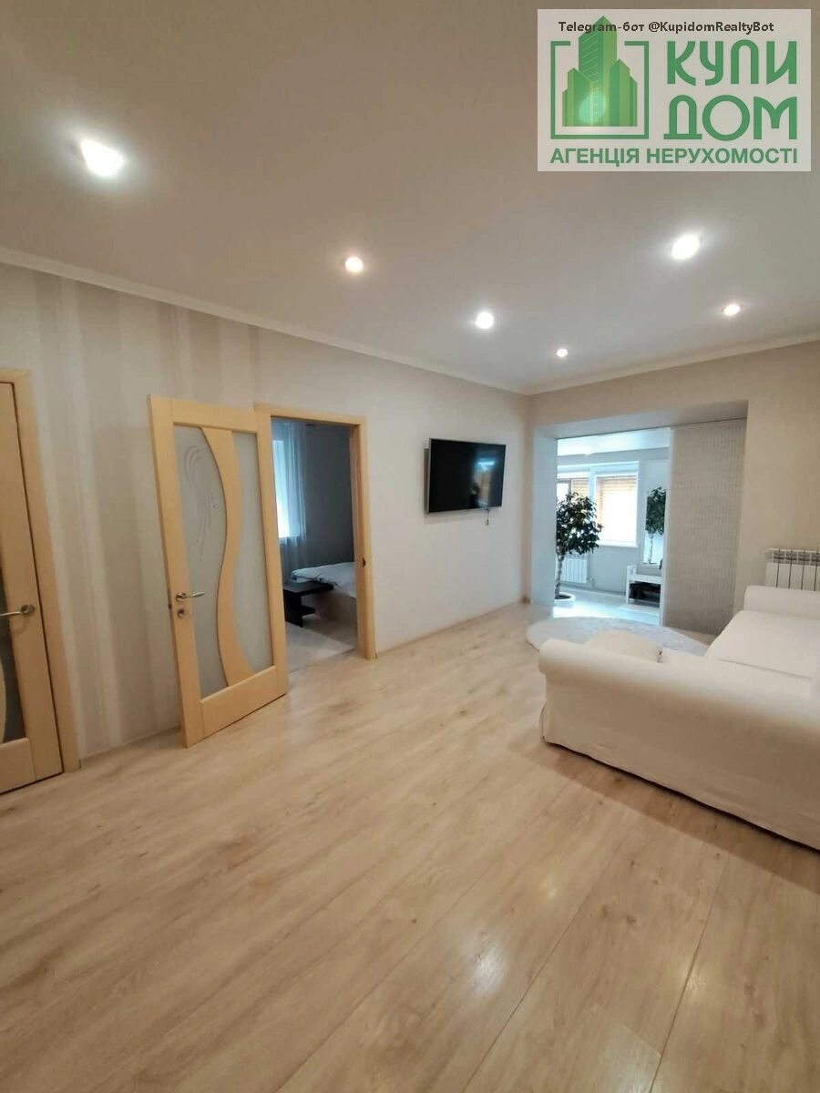 Apartments for sale. 3 rooms, 92 m², 1st floor/3 floors. Shulhynykh vul. Kalinina, Kropyvnytskyy. 