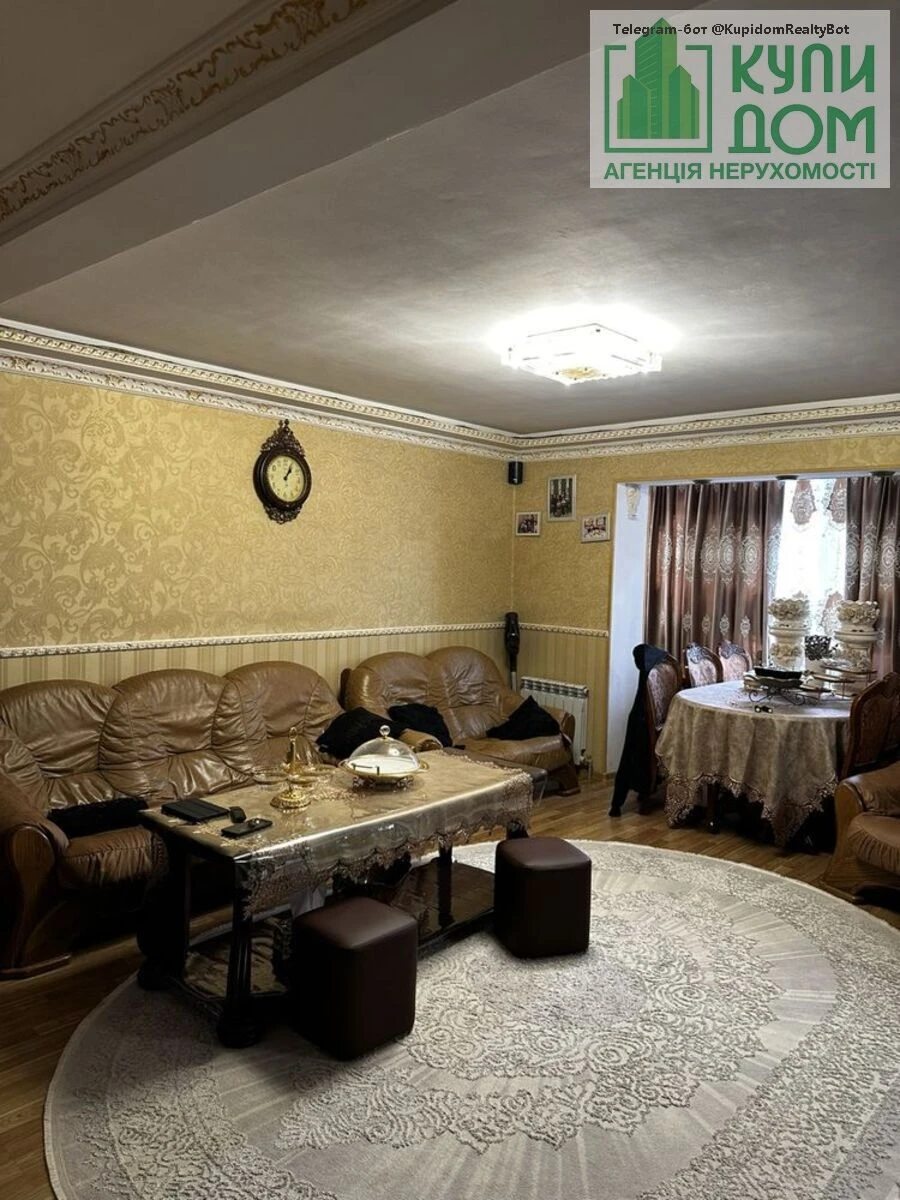 Apartments for sale. 3 rooms, 72 m², 1st floor/9 floors. Fortechnyy kirovskyy, Kropyvnytskyy. 