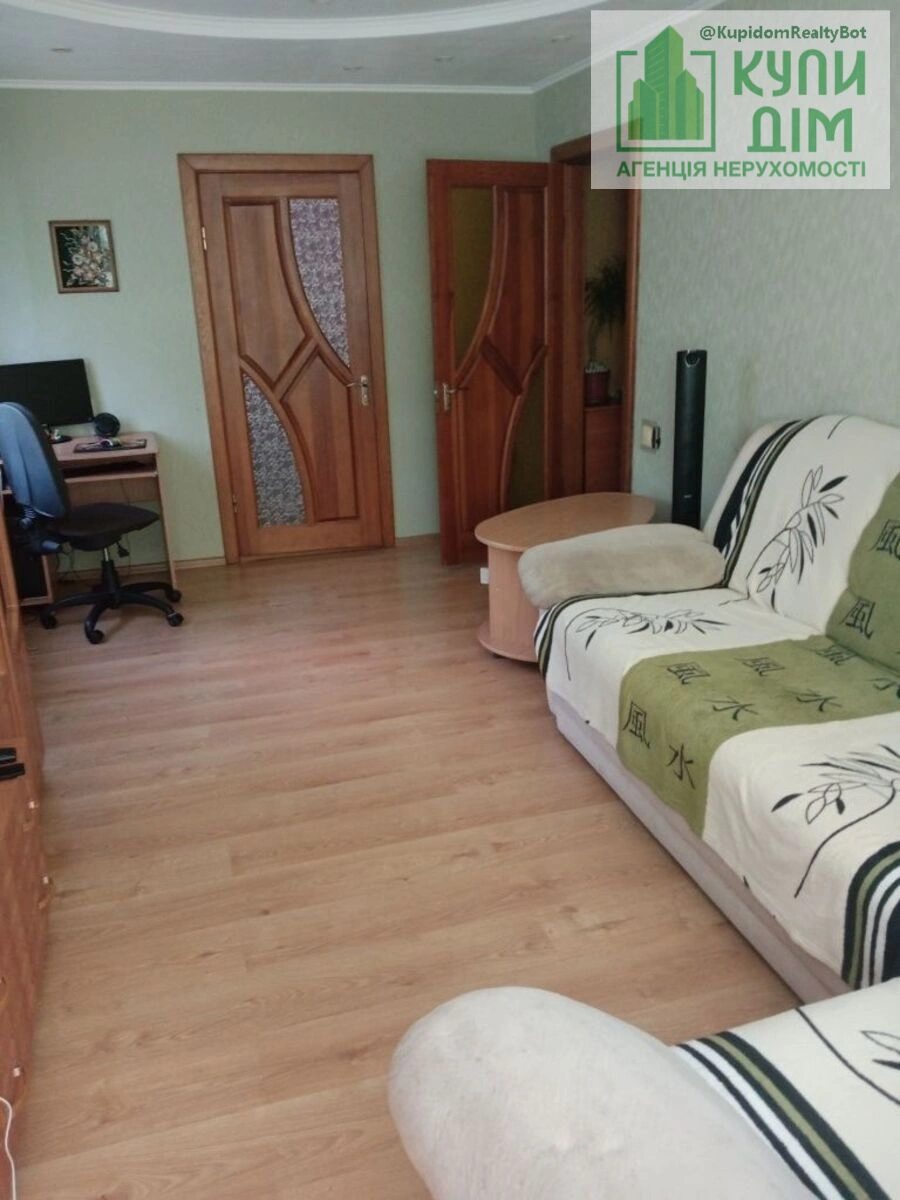 Apartments for sale 3 rooms, 57 m², 4th fl./5 floors. Prospekt Peremohy , Kropyvnytskyy. 