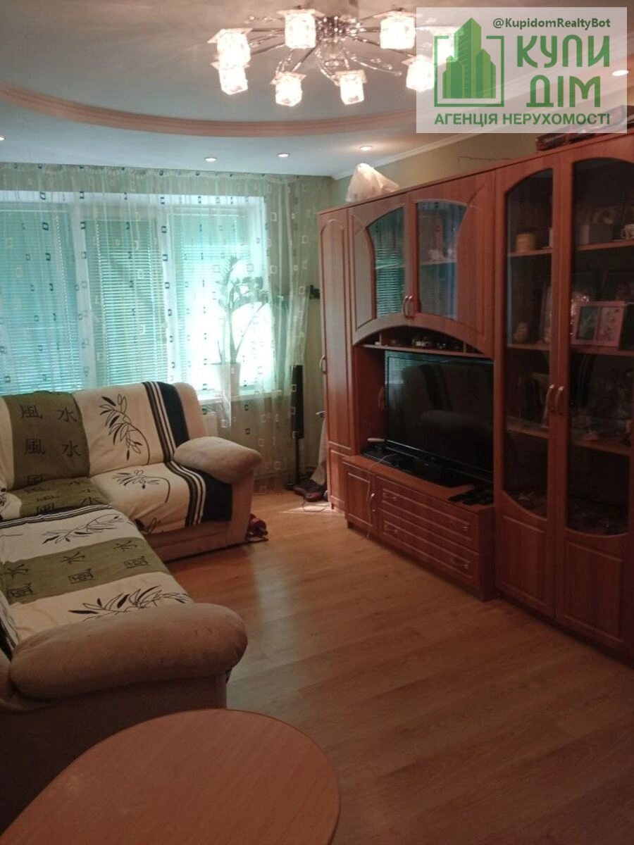 Apartments for sale 3 rooms, 57 m², 4th fl./5 floors. Prospekt Peremohy , Kropyvnytskyy. 