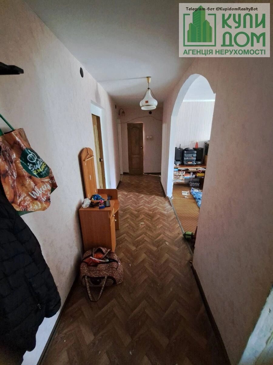 Apartments for sale 4 rooms, 78 m², 1st fl./9 floors. Vulytsya Vinstona Cherchyllya -Khabarovska , Kropyvnytskyy. 