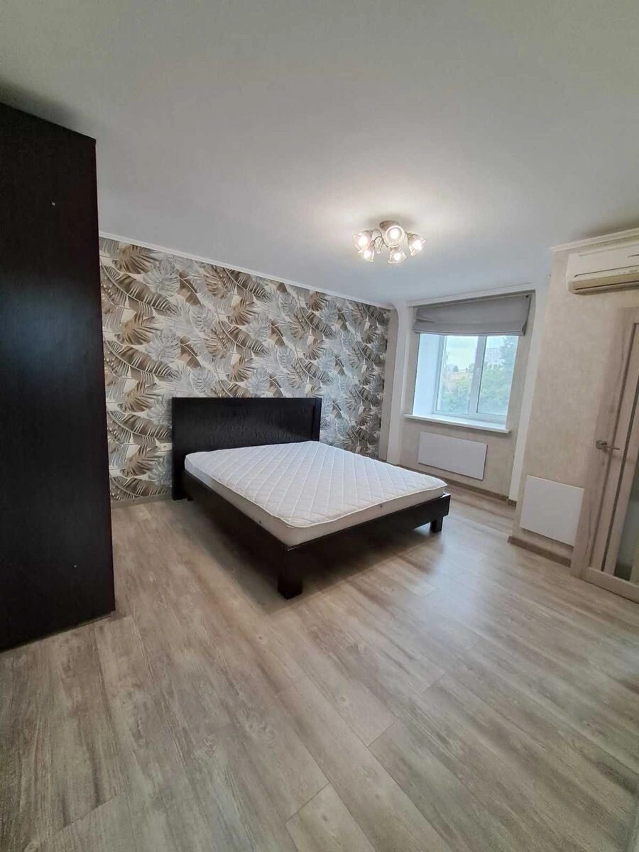 Apartments for sale 3 rooms, 99 m², 4th fl./14 floors. 18, Peremohy , Kropyvnytskyy. 