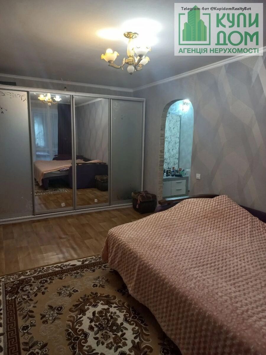 Apartments for sale. 1 room, 39 m², 1st floor/4 floors. Fortechnyy kirovskyy, Kropyvnytskyy. 