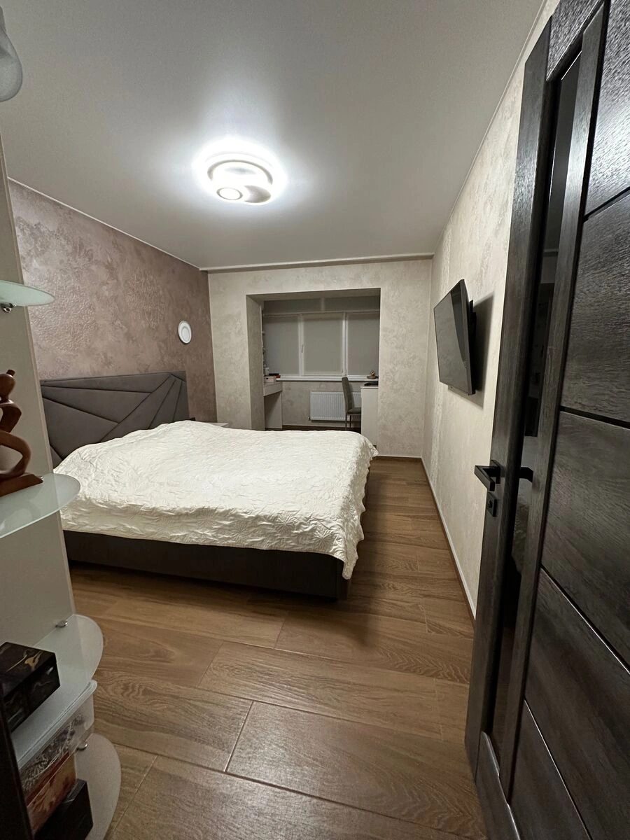 Apartments for sale. 3 rooms, 65 m², 6th floor/9 floors. Fortechnyy kirovskyy, Kropyvnytskyy. 
