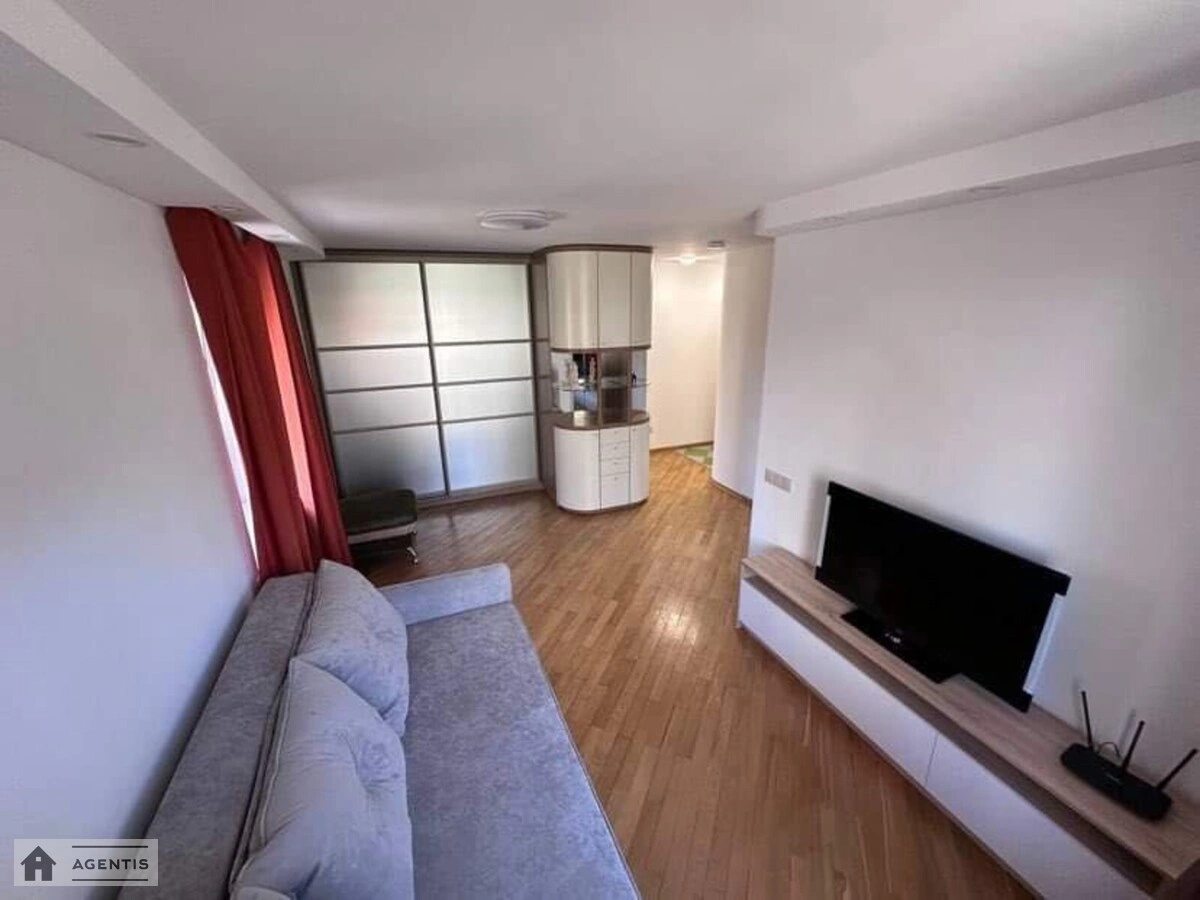 Apartment for rent. 1 room, 30 m², 4th floor/5 floors. Andriya Verkhohlyada vul. Mykhayla Drahomirova, Kyiv. 