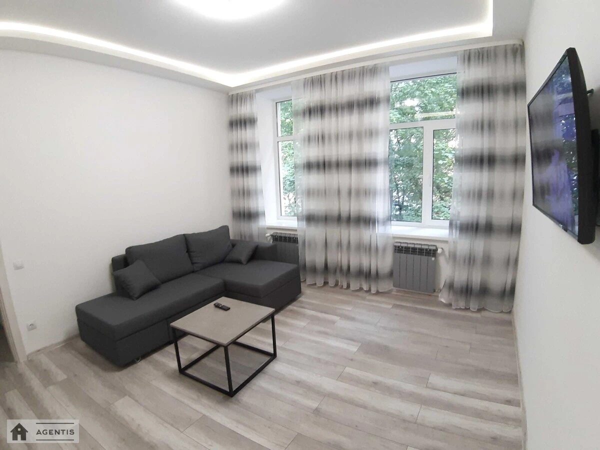 Сдам квартиру 2 комнаты, 63 m², 2 эт./4 этажа. 10, Пирогова 10, Киев. 