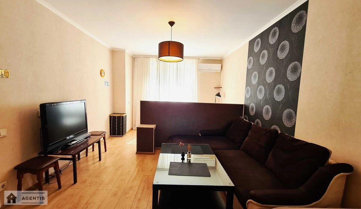 Apartment for rent. 1 room, 43 m², 1st floor/12 floors. 24, Valeriya Lobanovskoho prosp. Chervonozoryanyy, Kyiv. 