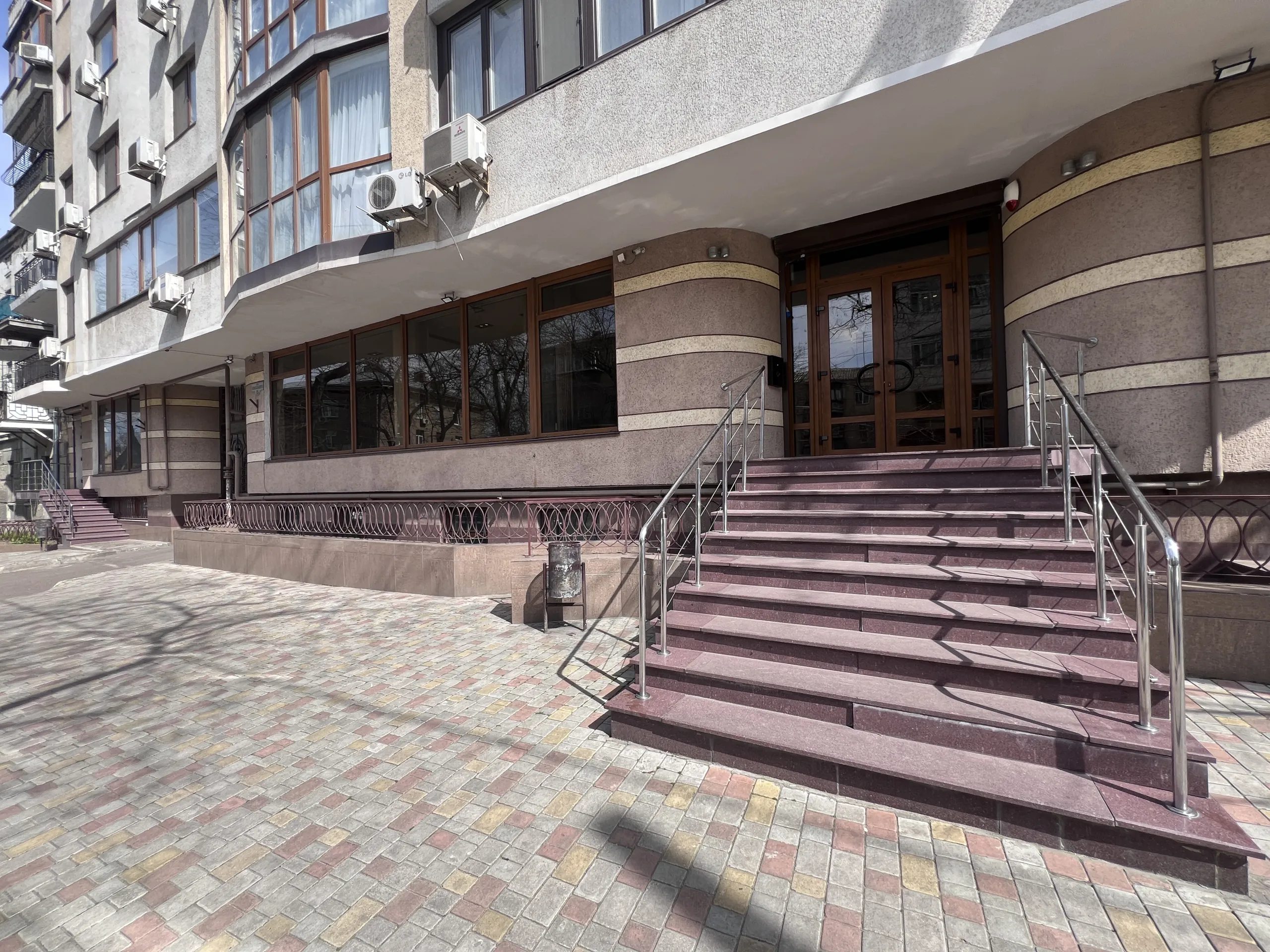 Office for rent. 7 rooms, 280 m², 1st floor/8 floors. 15, Novoselskoho, Odesa. 