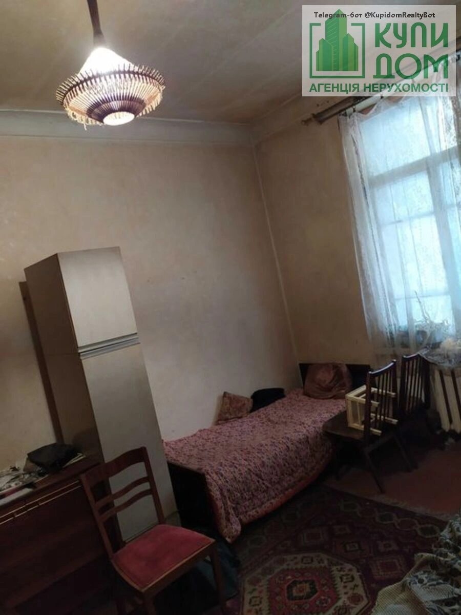 Продаж квартири 3 кімнати, 82 m², 1 пов./4 поверхи. Короленко улица, Кропивницький. 