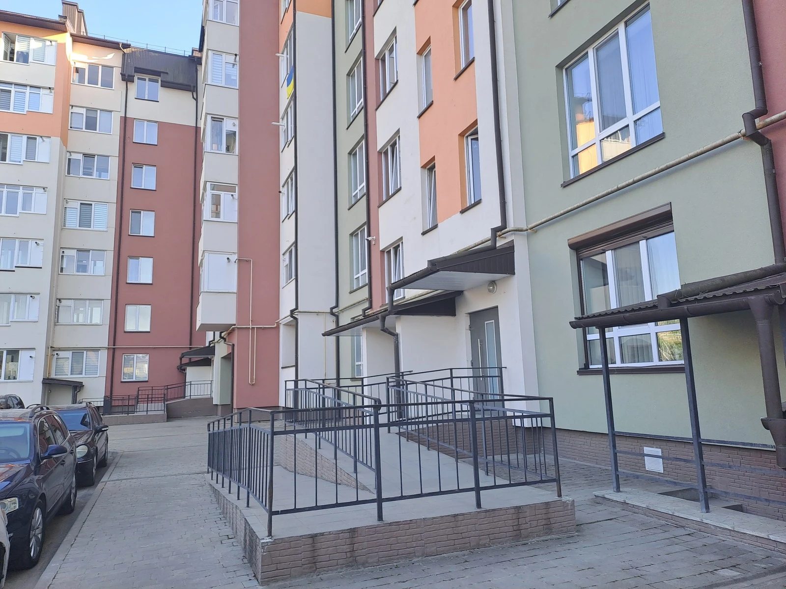Apartments for sale. 2 rooms, 58 m², 1st floor/7 floors. Kutkivtsi  Hlyboka Dolyna vul., Ternopil. 