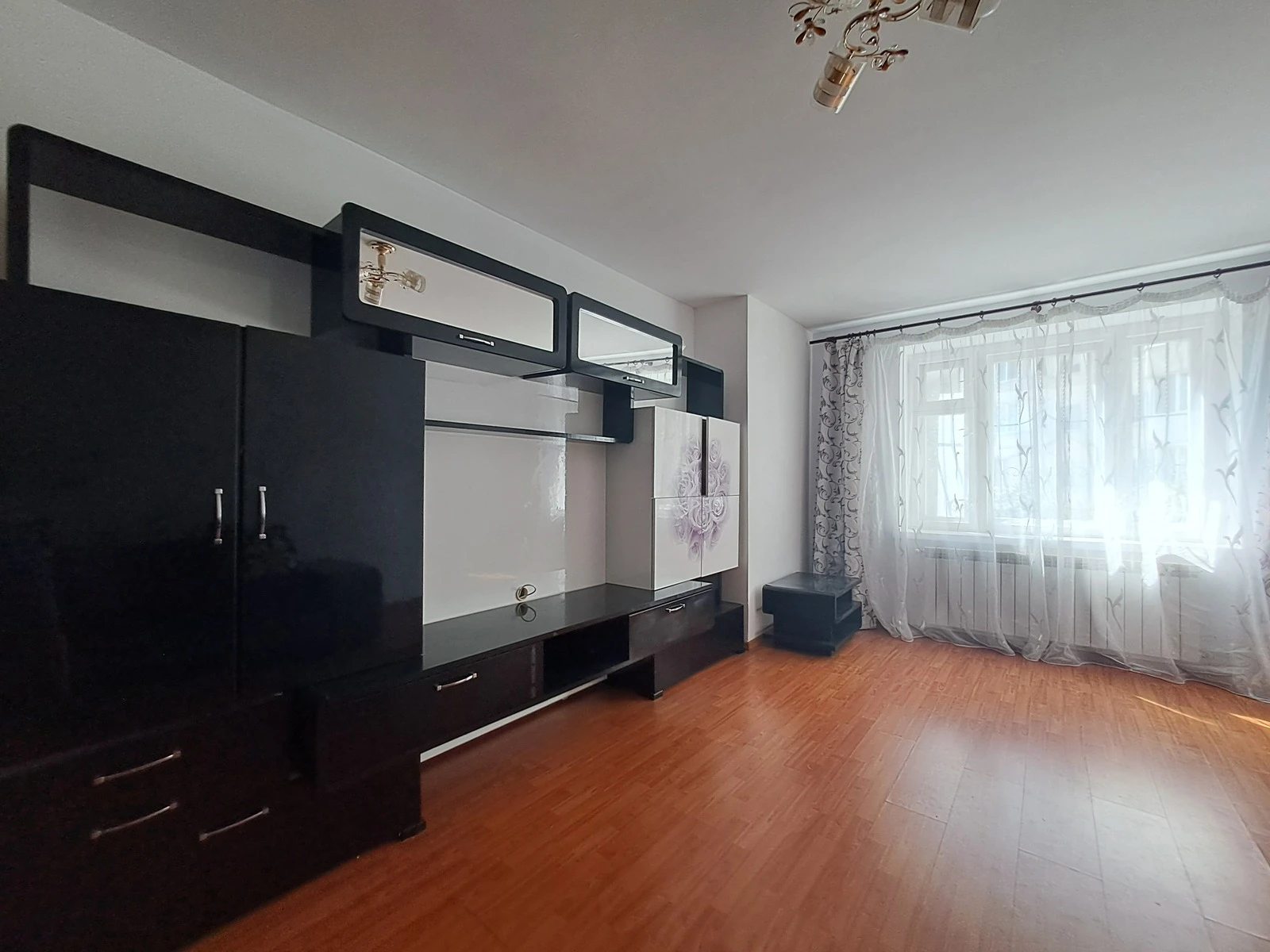 Apartment for rent. 3 rooms, 80 m², 1st floor/9 floors. Luchakivskoho vul., Ternopil. 