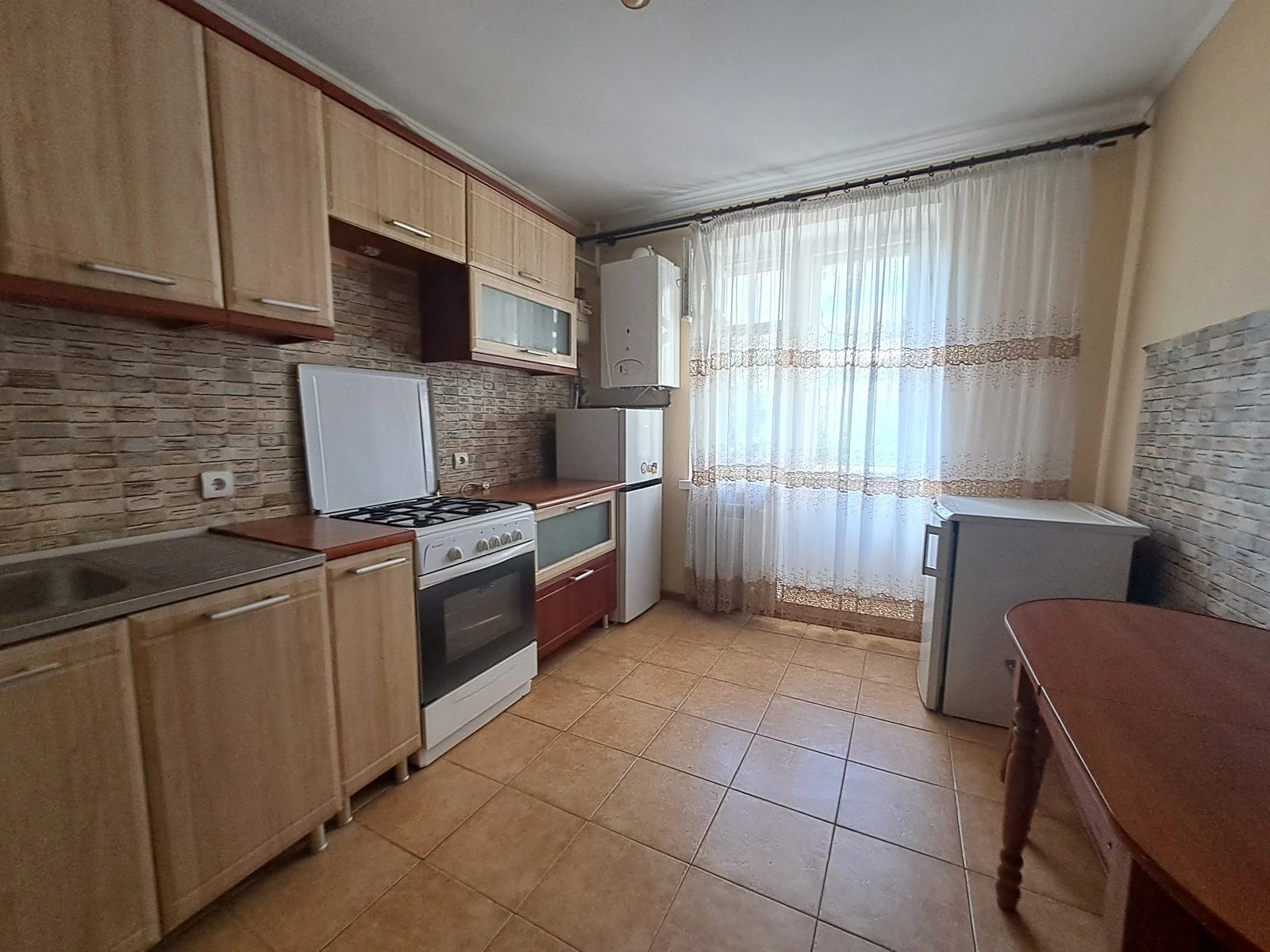 Apartment for rent. 3 rooms, 80 m², 1st floor/9 floors. Luchakivskoho vul., Ternopil. 