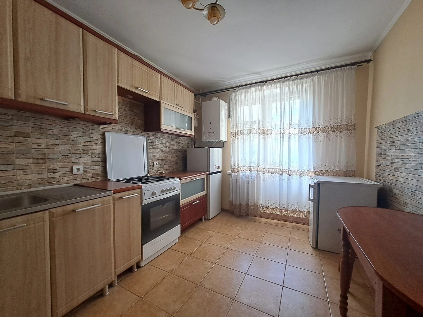 Apartment for rent. 3 rooms, 80 m², 1st floor/9 floors. Luchakivskoho vul., Ternopil. 