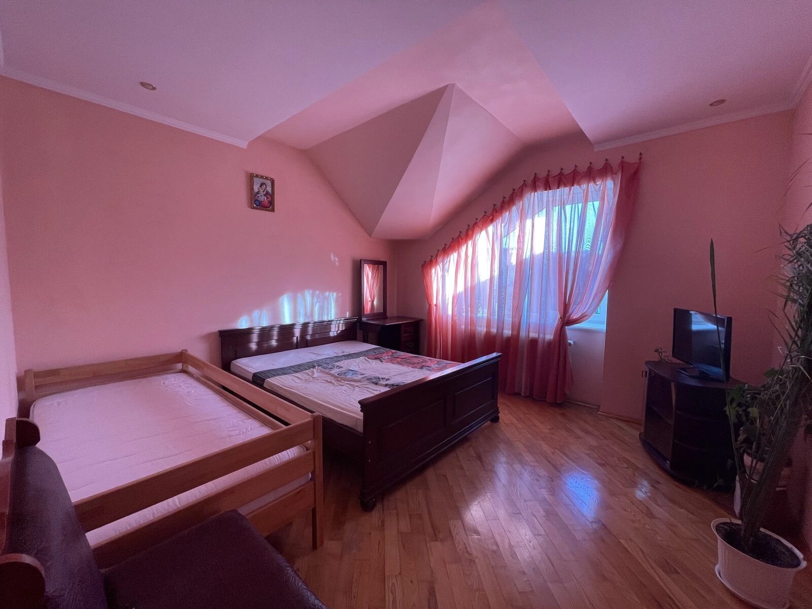 Apartments for sale 3 rooms, 95 m², 6th fl./6 floors. Kurbasa L. , Ternopil. 