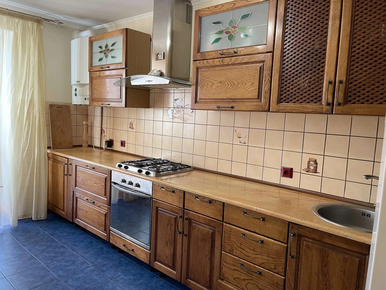 Apartments for sale 3 rooms, 95 m², 6th fl./6 floors. Kurbasa L. , Ternopil. 