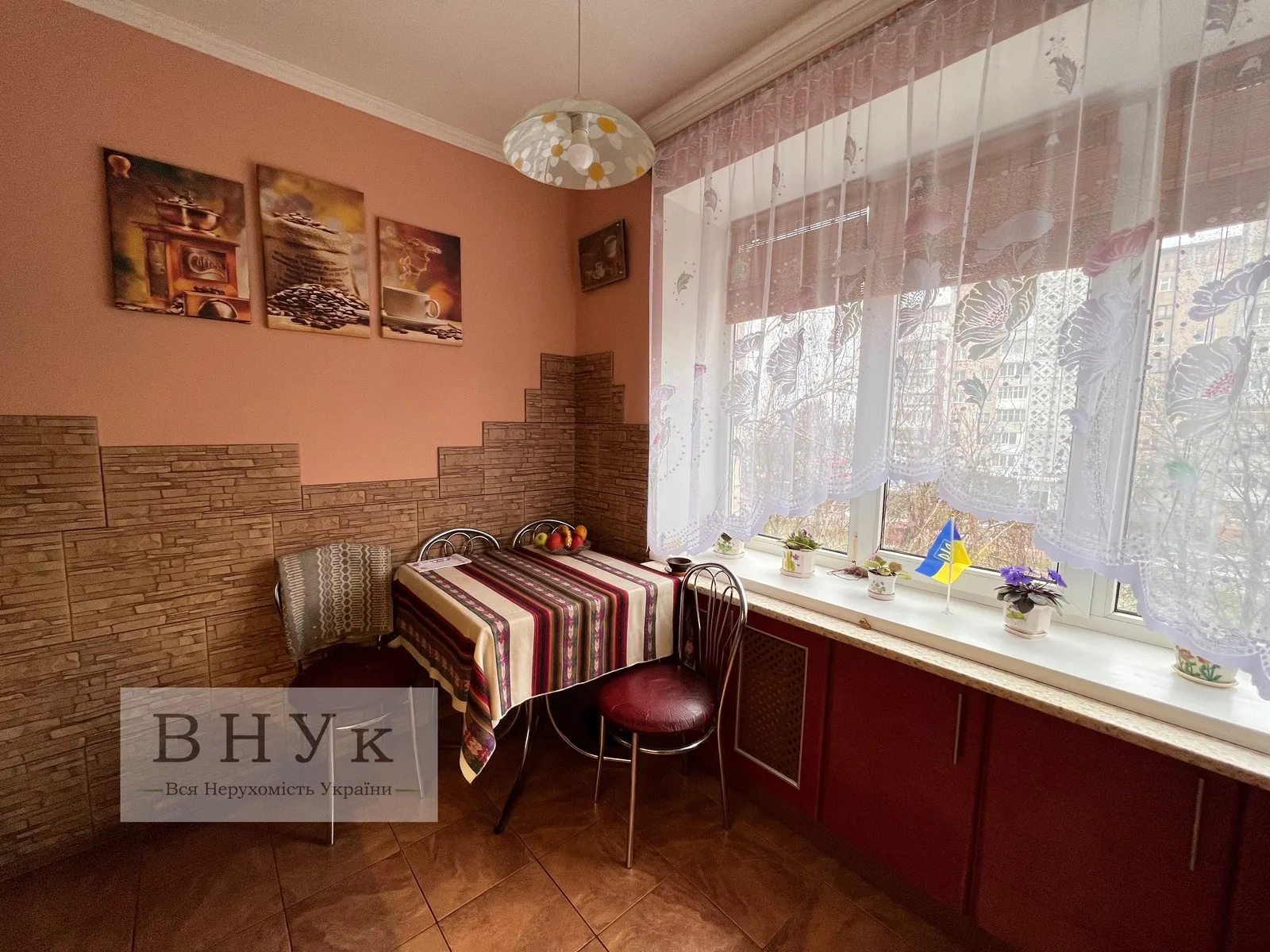 Apartments for sale 2 rooms, 56 m², 4th fl./5 floors. Lesi Ukrayinky vul., Ternopil. 