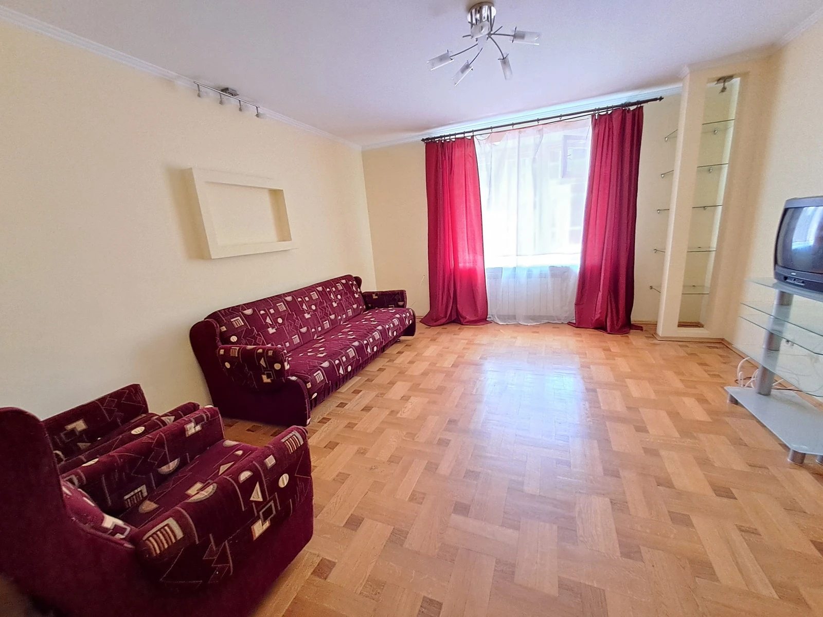 Apartment for rent 2 rooms, 60 m², 2nd fl./6 floors. Berezhanska vul., Ternopil. 