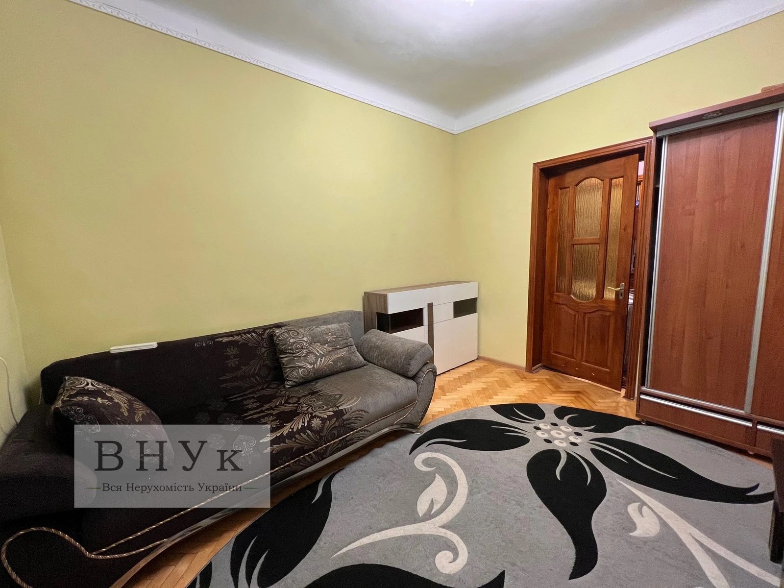 Продаж квартири 2 кімнати, 45 m², 1 пов./3 поверхи. Руська , Тернопіль. 