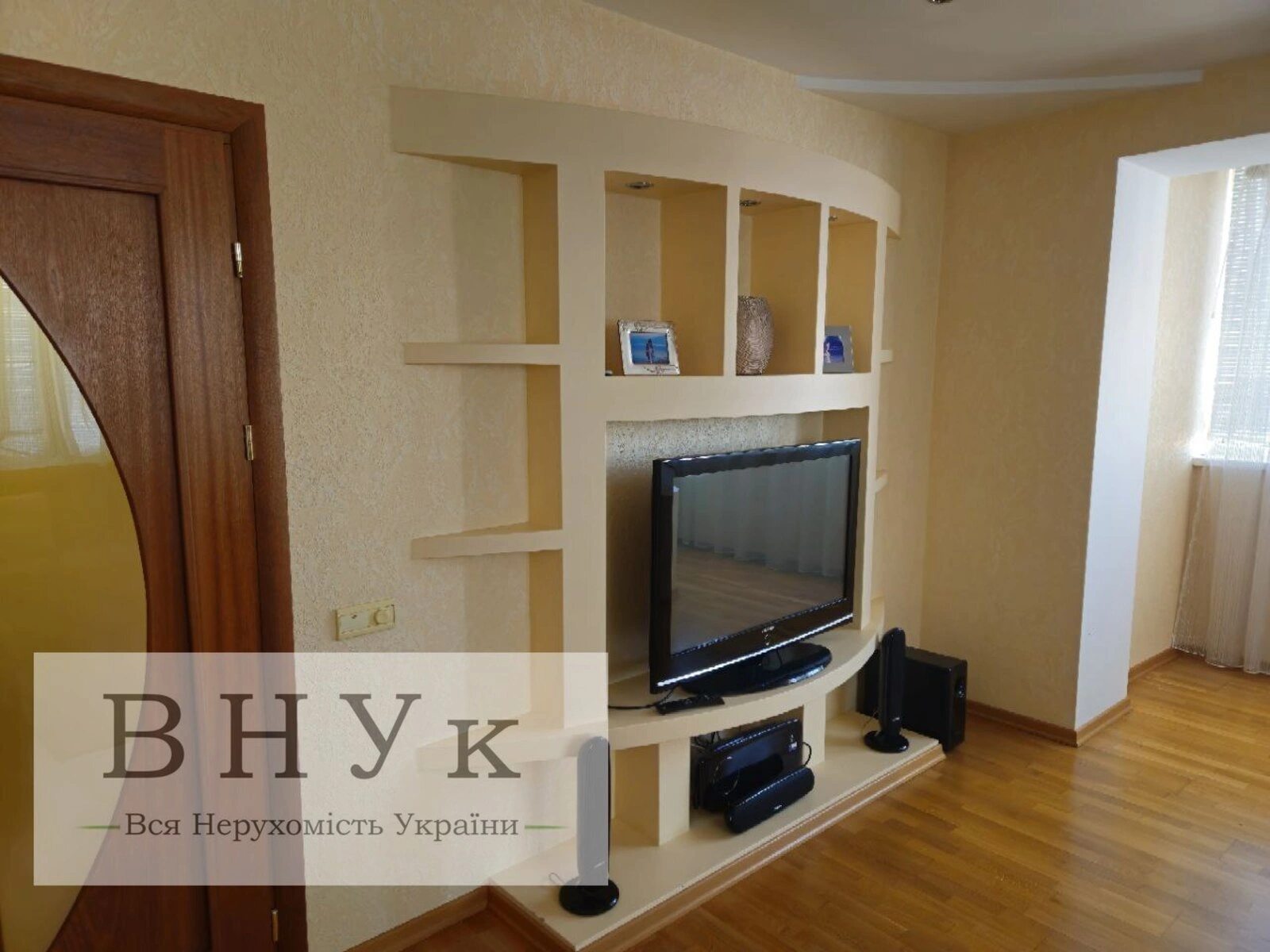 Продаж квартири 3 кімнати, 985 m², 9 пов./9 поверхів. Злуки пр., Тернопіль. 