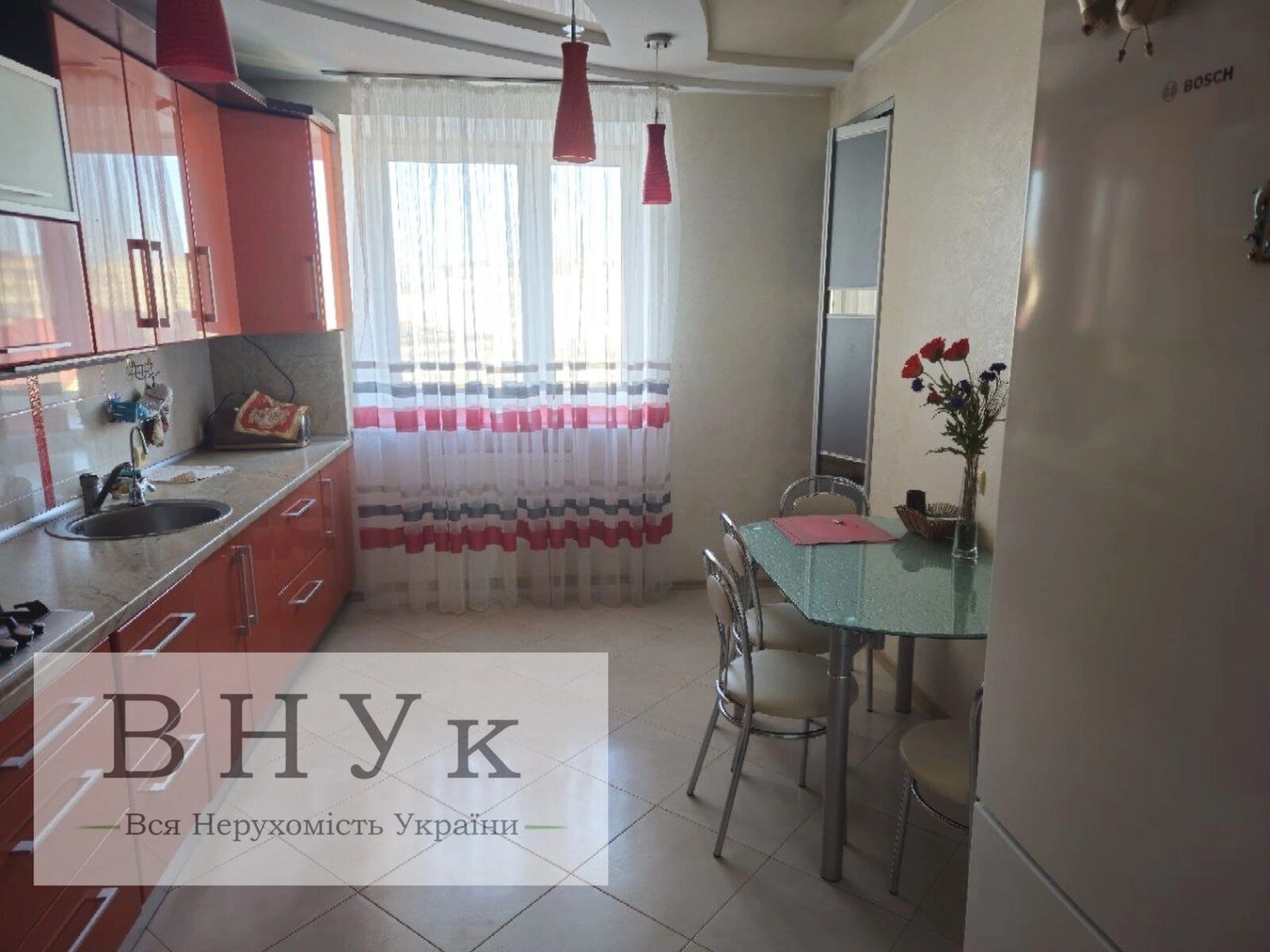 Продаж квартири 3 кімнати, 985 m², 9 пов./9 поверхів. Злуки пр., Тернопіль. 