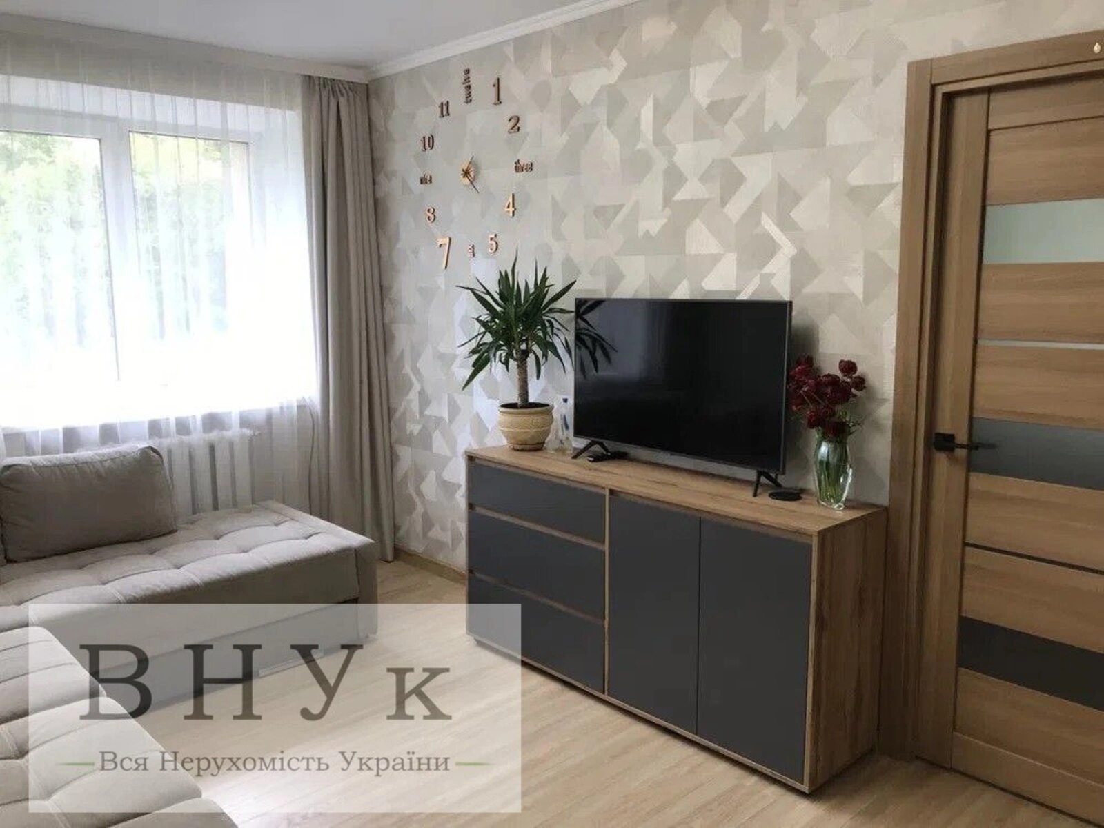 Apartments for sale. 3 rooms, 50 m², 1st floor/5 floors. Hasheka vul., Lviv. 