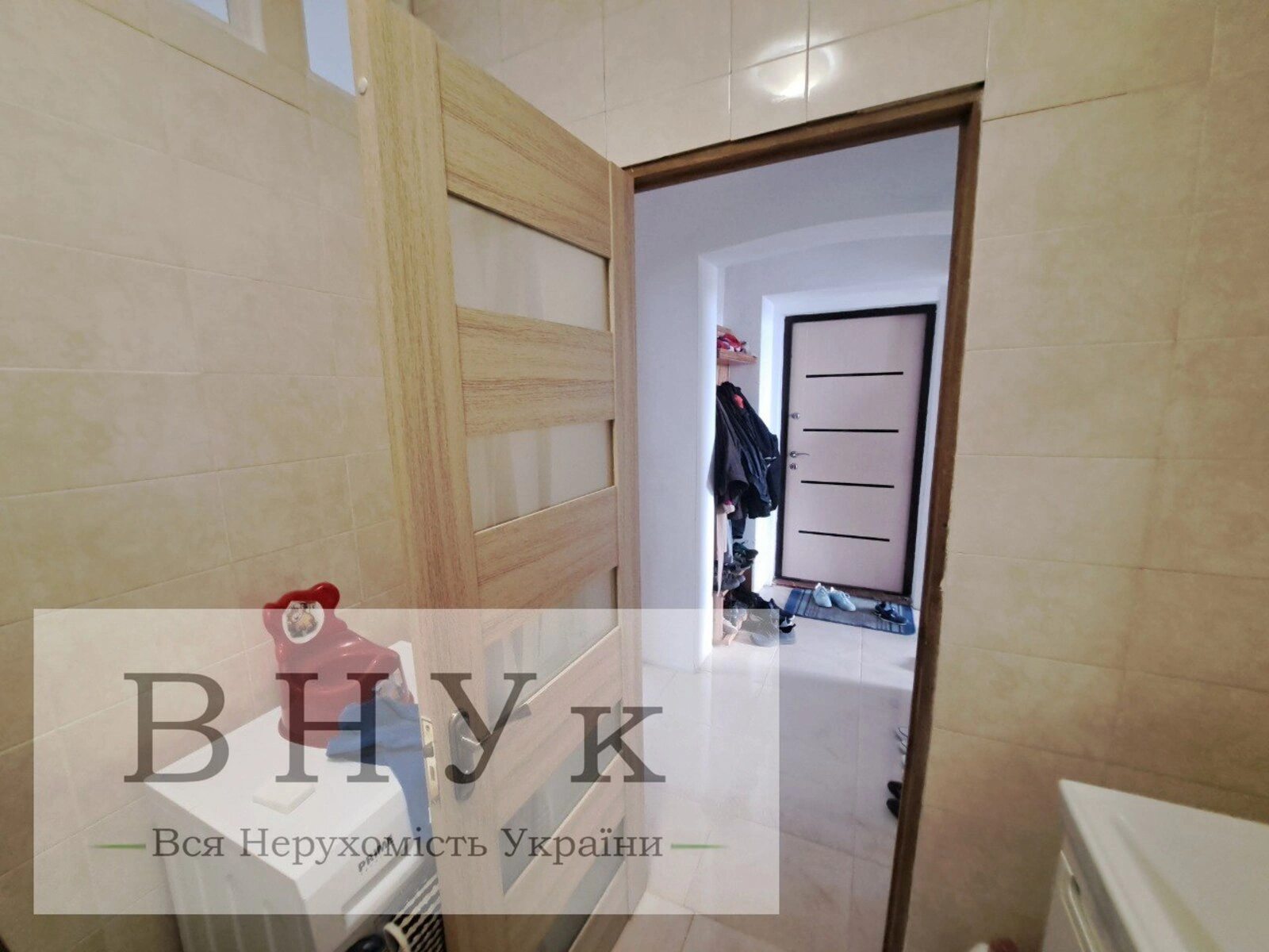 Apartments for sale. 2 rooms, 45 m², 1st floor/2 floors. Velyka Berezovytsya  Zelena vul., Ternopil. 
