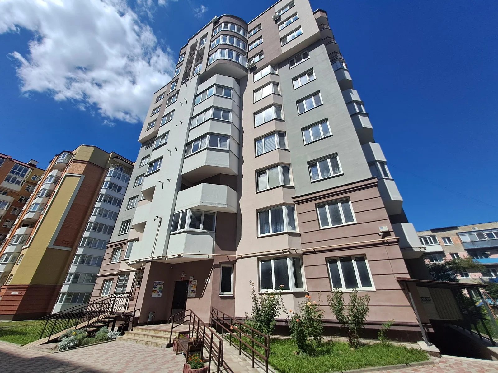 Продаж квартири 1 кімната, 443 m², 1 пов./10 поверхів. 4, Тролейбусна вулиця, Тернопіль. 