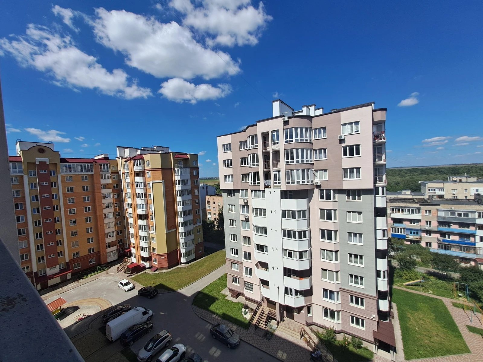 Продаж квартири 1 кімната, 423 m², 1 пов./10 поверхів. 4, Тролейбусна вул., Тернопіль. 