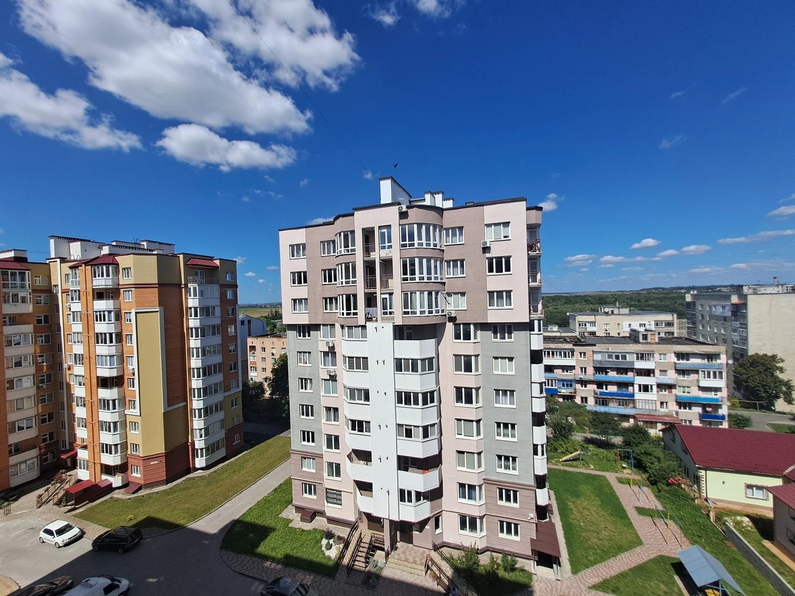 Продаж квартири 1 кімната, 423 m², 1 пов./10 поверхів. 4, Тролейбусна вул., Тернопіль. 