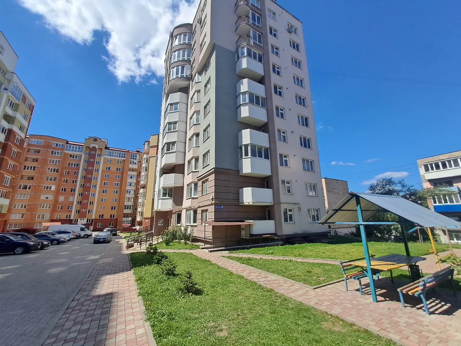 Продаж квартири 1 кімната, 423 m², 1 пов./10 поверхів. 4, Тролейбусна вул., Тернопіль. 