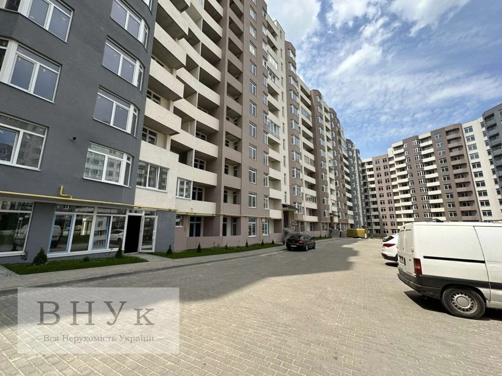 Продаж квартири. 1 room, 56 m², 1st floor/11 floors. Київська вул., Тернопіль. 