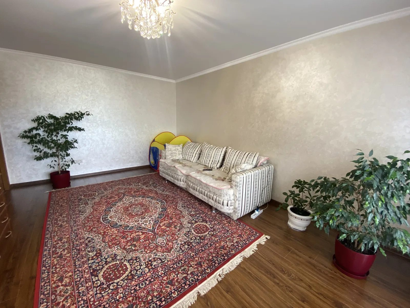 Продаж квартири 3 кімнати, 606 m², 3 пов./5 поверхів. Микулинецька , Тернопіль. 