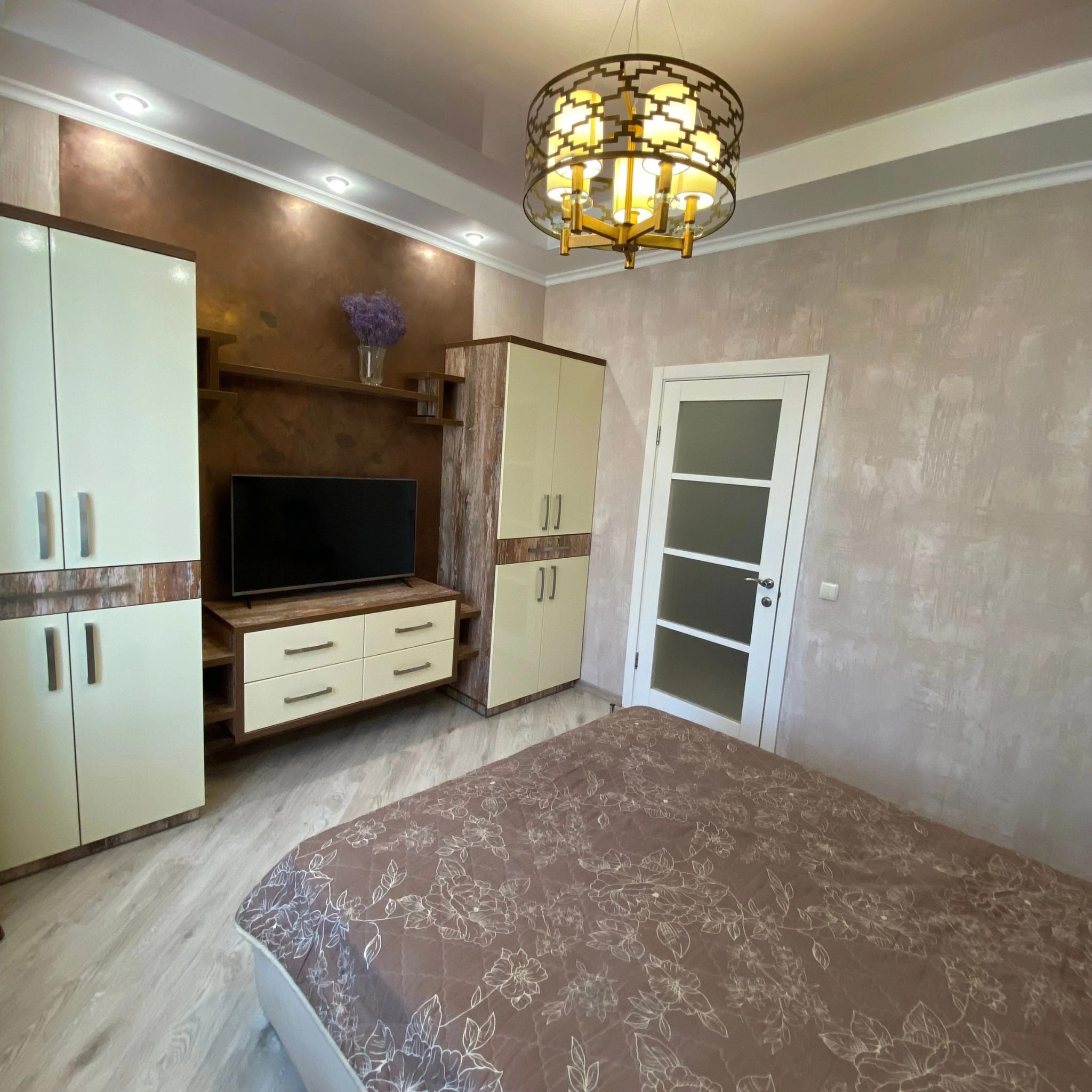 Apartments for sale. 2 rooms, 50 m², 2nd floor/4 floors. 4, Kostenko, Kryvyy Rih. 