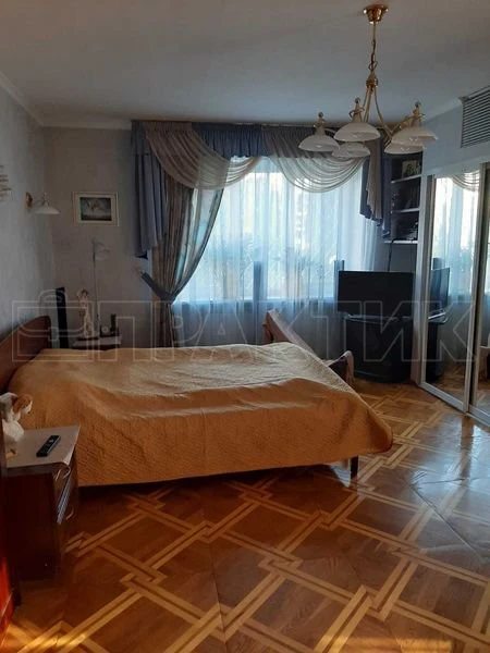 Продаж квартири 3 кімнати, 90 m². Коцюбинського вул. 33, Чернігів. 