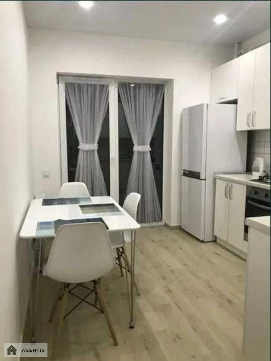 Apartment for rent. 2 rooms, 64 m², 3rd floor/9 floors. 10, Degtyarivska 10, Kyiv. 