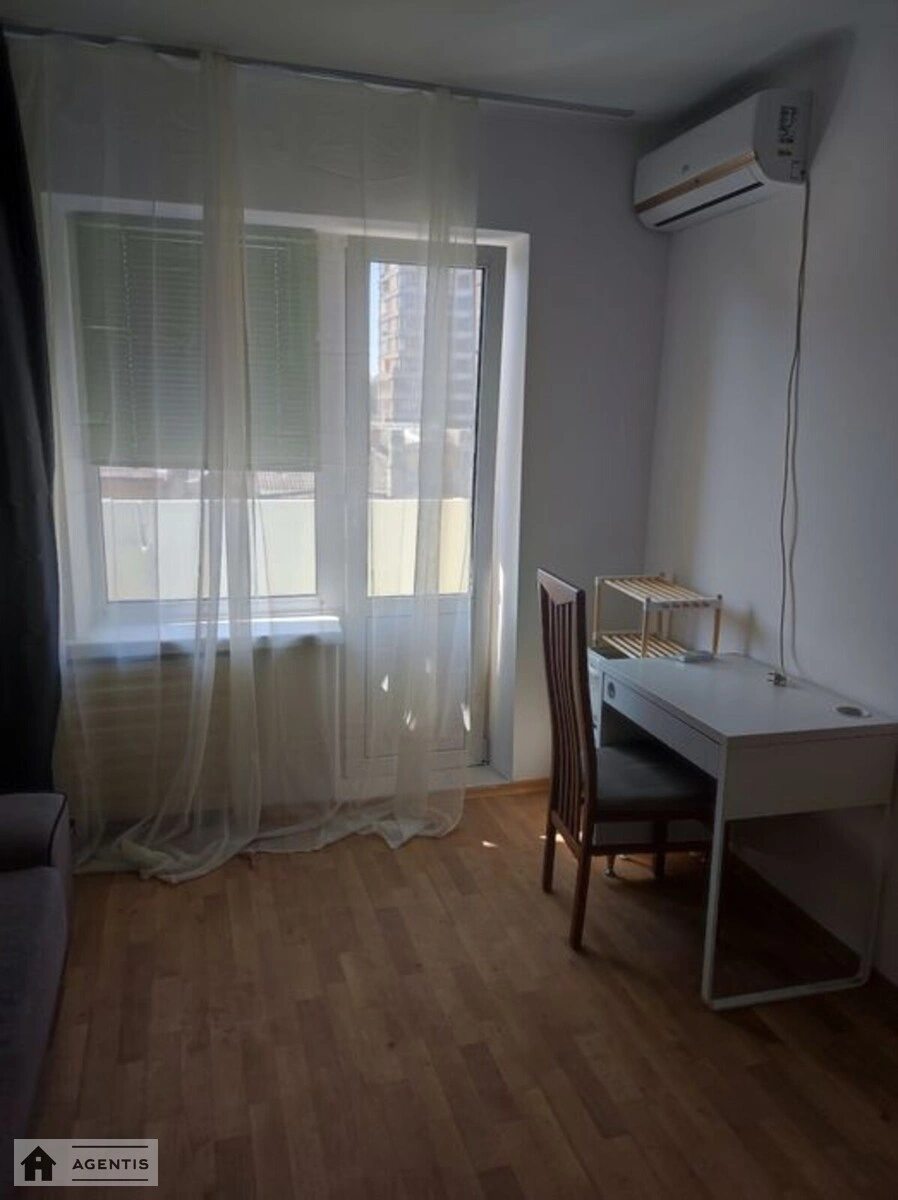 Apartment for rent. 1 room, 30 m², 6th floor/9 floors. Zhylyanska, Kyiv. 