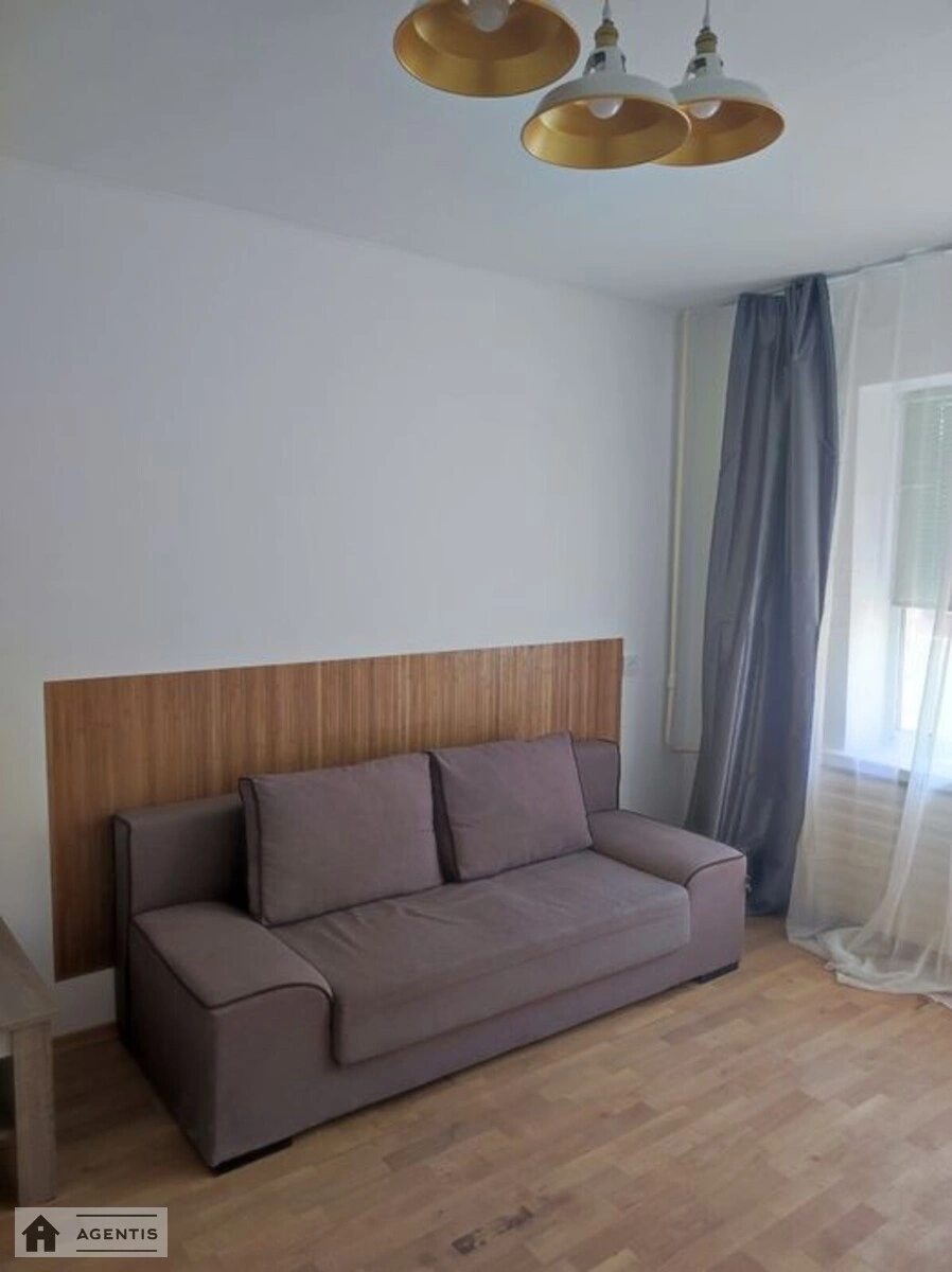Apartment for rent. 1 room, 30 m², 6th floor/9 floors. Zhylyanska, Kyiv. 