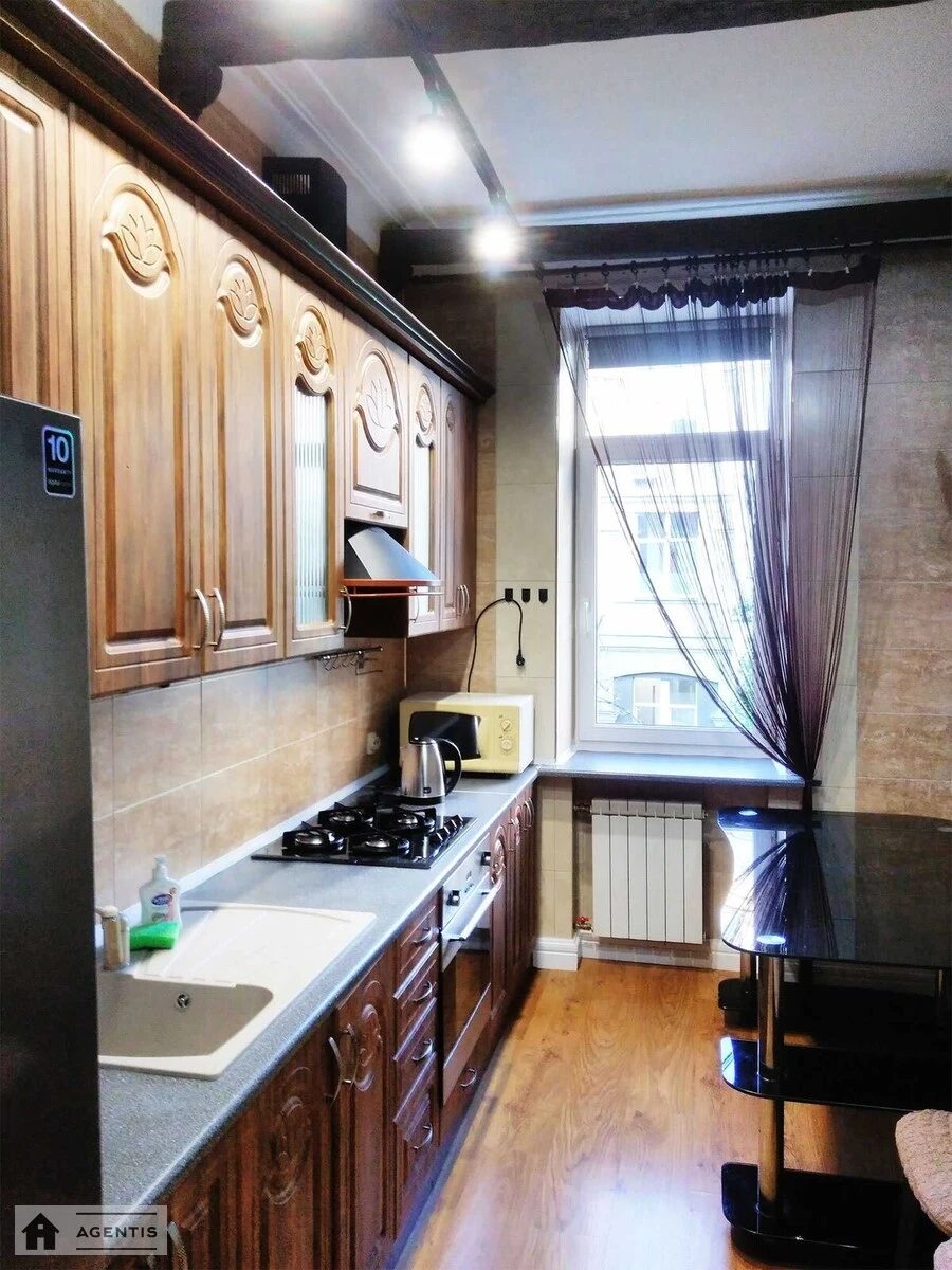 Apartment for rent. 2 rooms, 60 m², 4th floor/5 floors. Prorizna 4, Kyiv. 