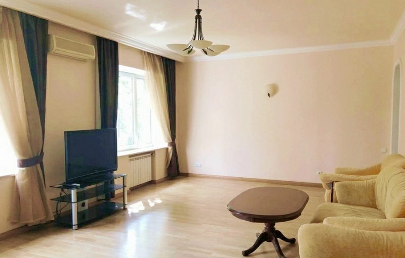 Apartment for rent. 4 rooms, 120 m², 3rd floor/5 floors. Instytutska, Kyiv. 