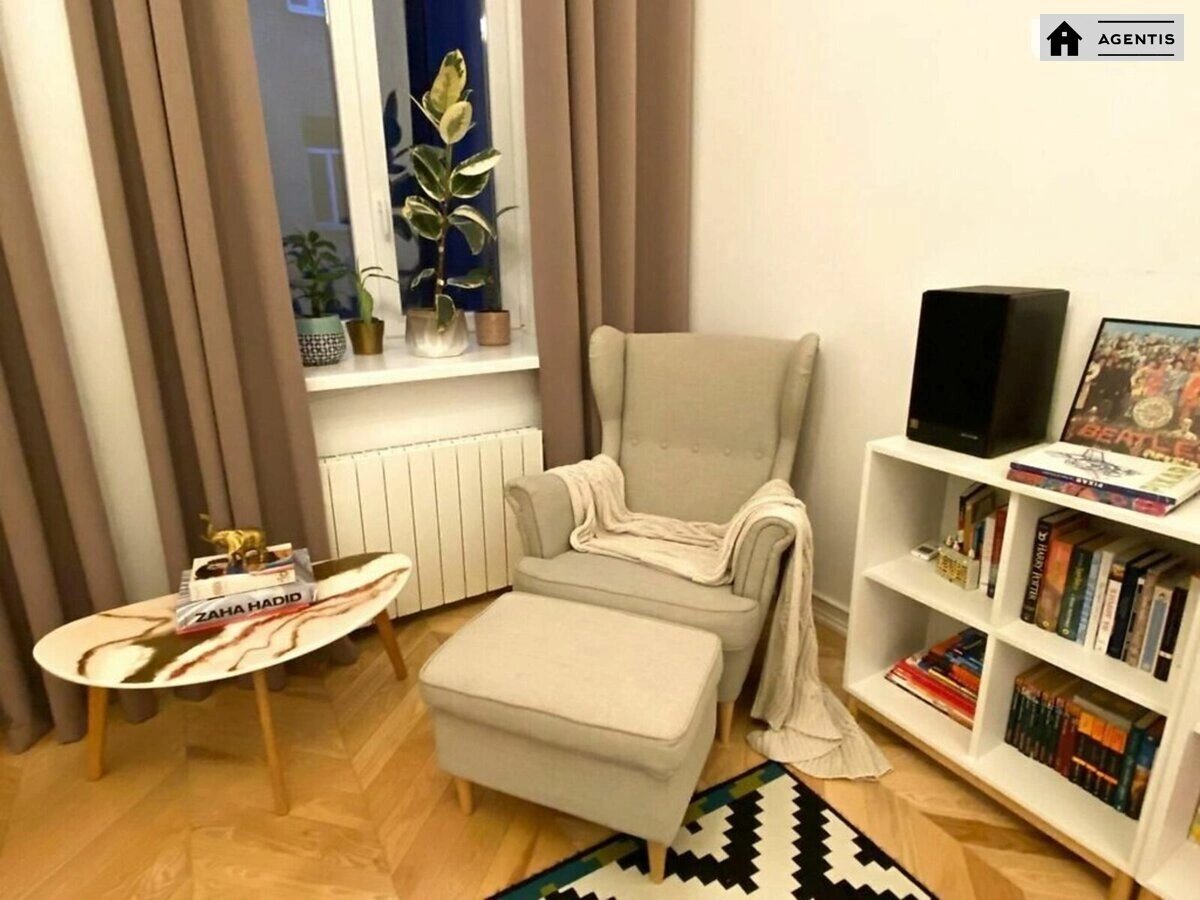 Apartment for rent. 3 rooms, 90 m², 3rd floor/6 floors. 5, Mala Zhytomirska 5, Kyiv. 