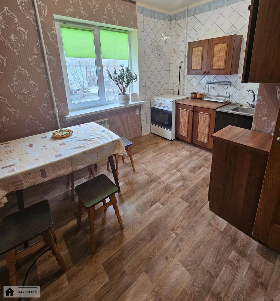 Apartment for rent. 3 rooms, 70 m², 3rd floor/9 floors. 28, Pivnichna 28, Kyiv. 