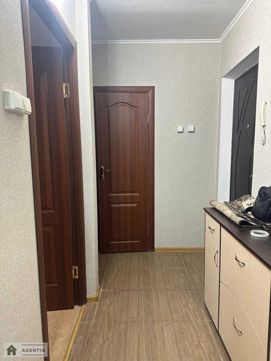 Apartment for rent. 1 room, 32 m², 4th floor/16 floors. Mytropolyta Vasylya Lypkivskoho vul. Urytskoho, Kyiv. 
