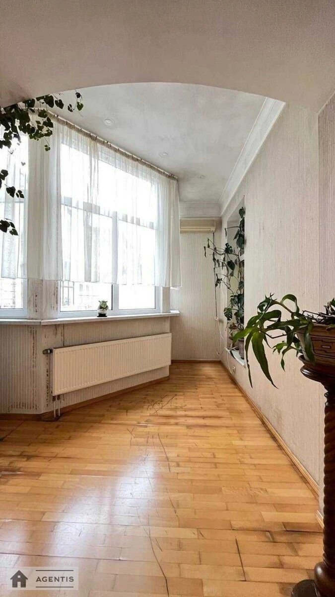 Apartment for rent. 5 rooms, 209 m², 3rd floor/6 floors. Shevchenkivskyy rayon, Kyiv. 