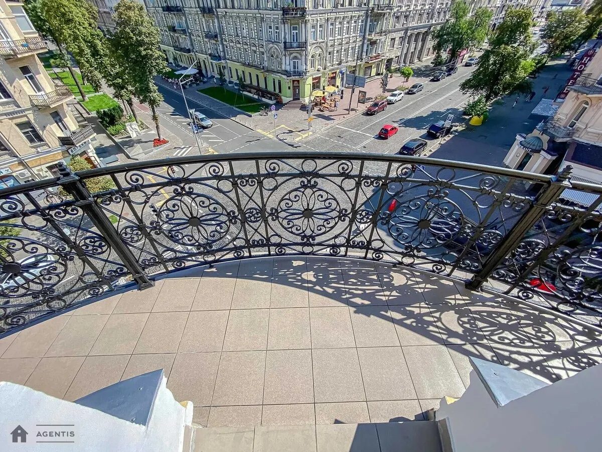 Apartment for rent 4 rooms, 180 m², 4th fl./5 floors. 33, Bohdana Khmelnytskoho vul., Kyiv. 